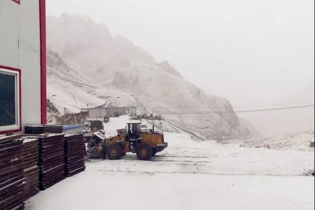 人間四月芳菲盡，山中春雪還復來