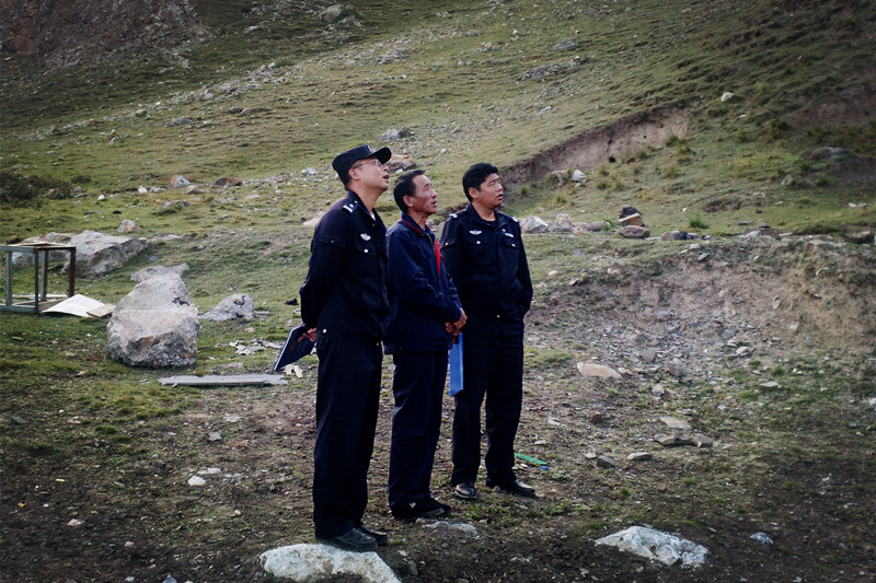 興?？h公安局治安大隊(duì)到銅鑫公司例行安全專項(xiàng)檢查